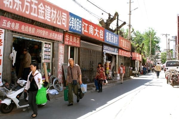 walking-to-the-market-beijing