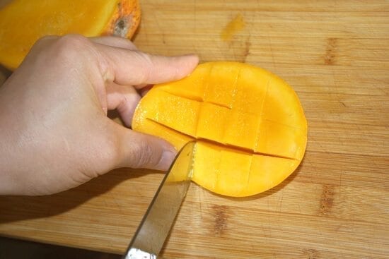slicing mangoes