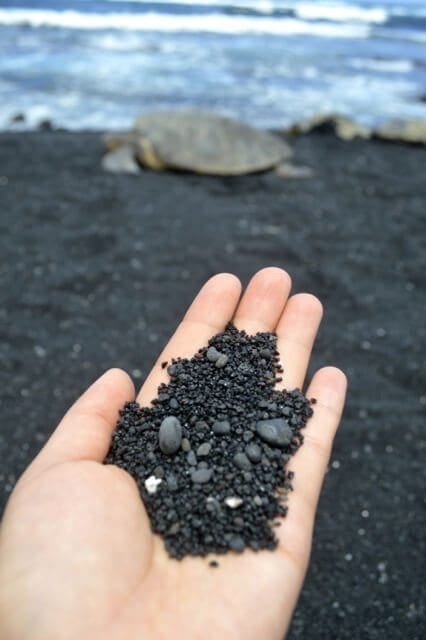 16 Reasons Why Hawaii is Pretttttty Much The Bomb - black sand, by thewoksoflife.com