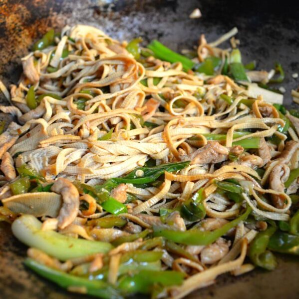 tofu noodle stir-fry with green peppers and chicken