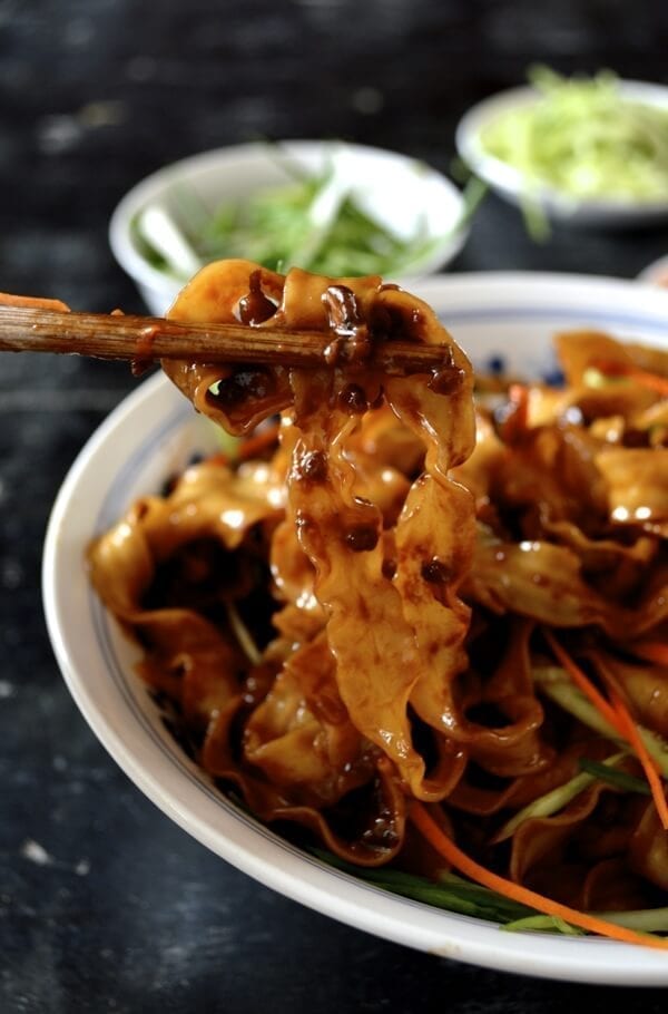 Beijing Fried Sauce Noodles - Zha Jiang Mian by thewoksoflife.com