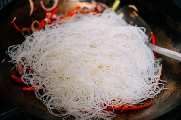 Xiamen Chow Mei Fun Noodles - Xiamen mei fun, by thewoksoflife.com