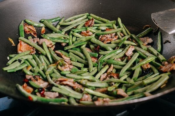 Steamed Noodles and Green Beans, by thewoksoflife.com