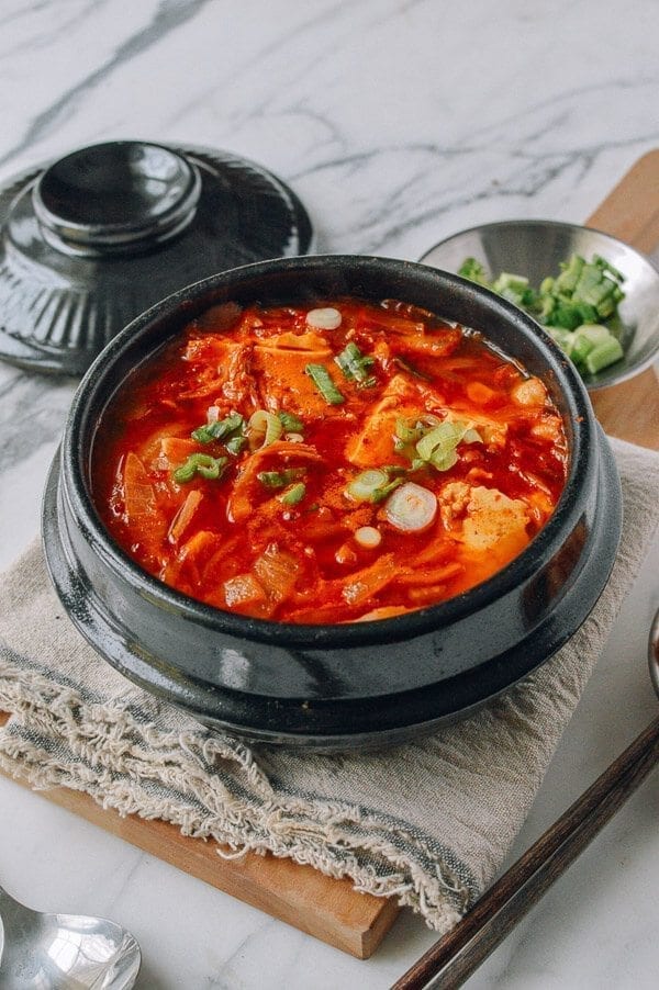 Kimchi Stew (Kimchi Jigae), bởi thewoksoflife.com