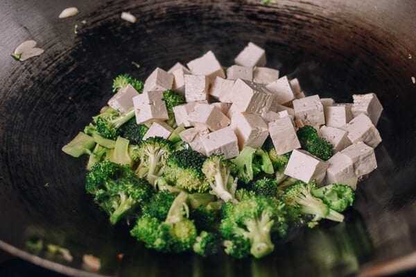 10-Minute Broccoli Tofu Bowls, by thewoksoflife.com