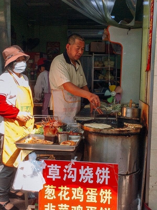 street vendors making Jidan Bing, by thewoksoflife.com