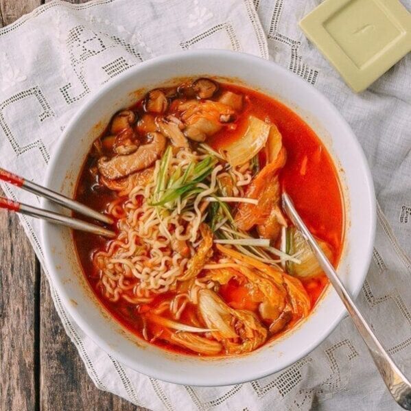Is kimchi noodles vegetarian?
