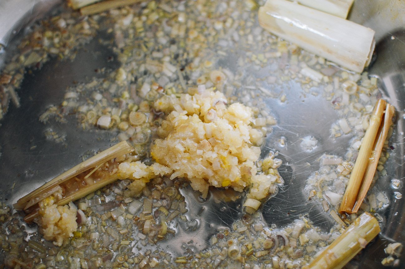 lemongrass and garlic in pot