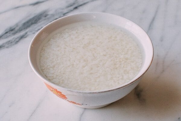 Steamed Ribs with Glutinous Rice (糯米蒸排骨), by thewoksoflife.com