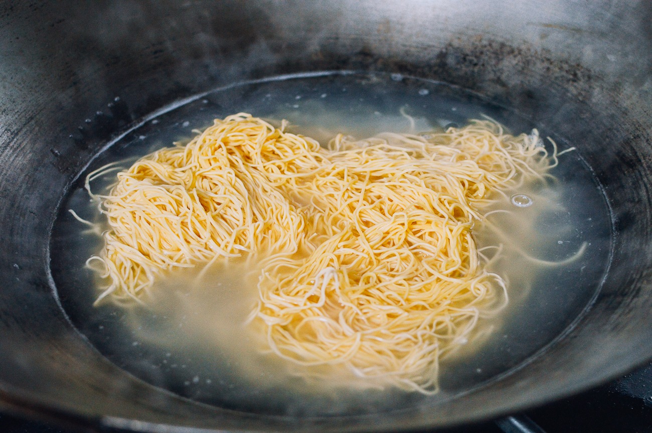boiling hong kong pan-fried noodles (chow mein)