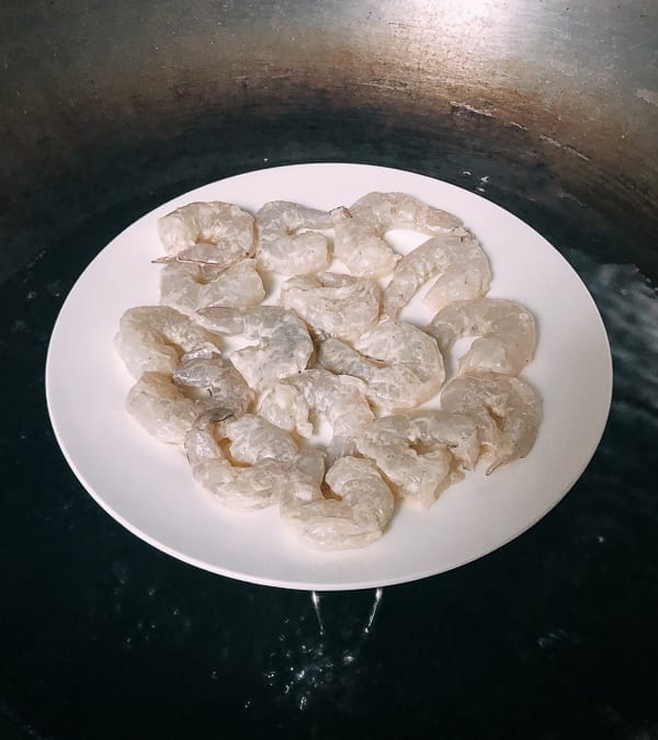 Shrimp Rice Noodle Rolls (Ha Cheung) steaming the shrimp, by thewoksoflife.com