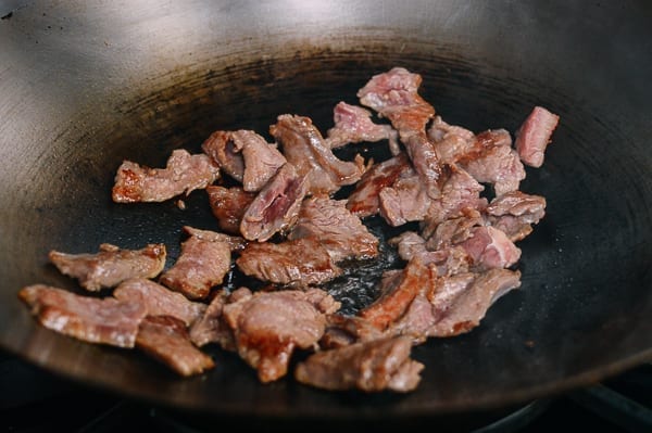 Stir-frying sliced beef, thewoksoflife.com