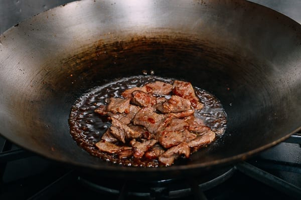 Adding beef to wok, thewoksoflife.com