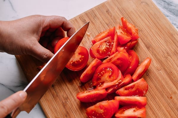 Cutting tomatoes into wedges, thewoksoflife.com