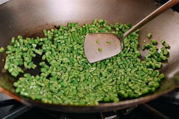 Searing chopped green beans, thewoksoflife.com
