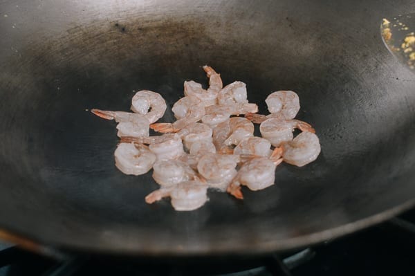 Searing shrimp in a wok, thewoksoflife.com