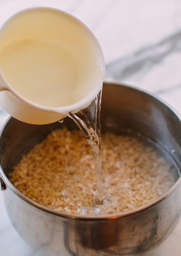 Adding fresh water to pot of brown rice, thewoksofilfe.com
