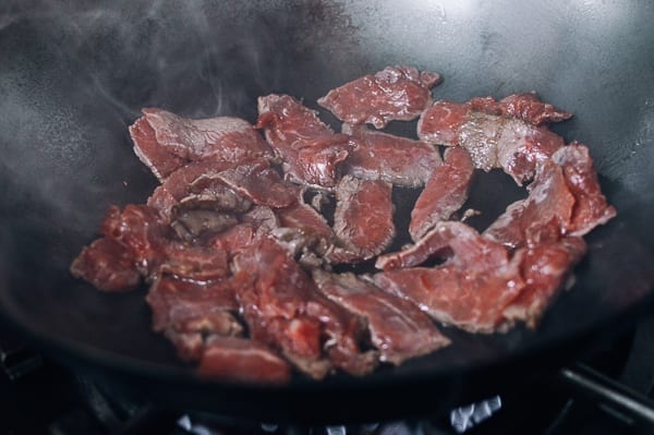 Searing beef in wok in one layer, thewoksoflife.com