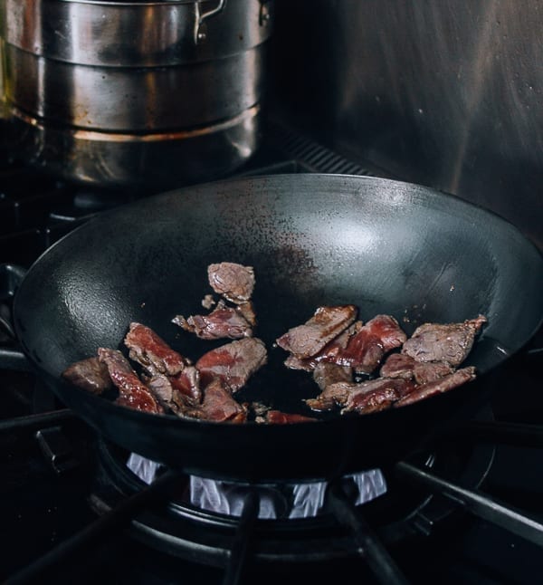 Searing beef in wok, thewoksoflife.com