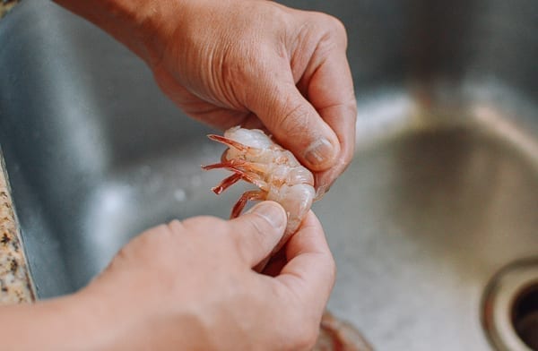 Peeling shrimp, thewoksoflife.com