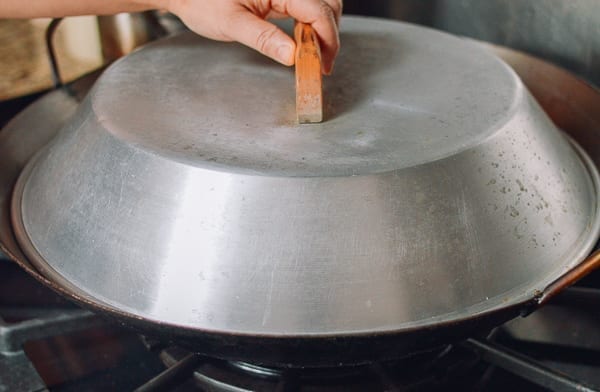 Covering wok to steam, thewoksoflife.com