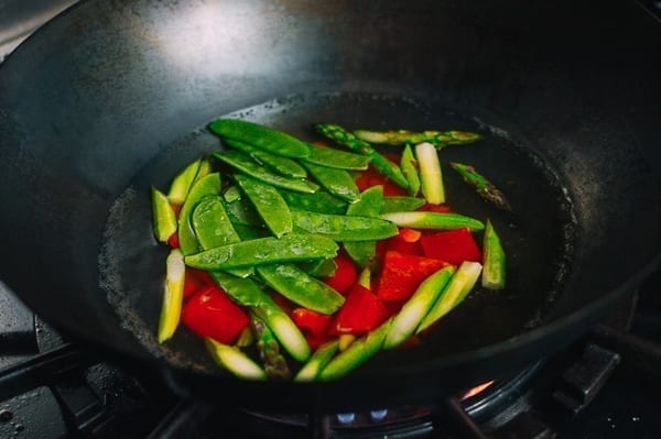 Blanching vegetables in wok, thewoksoflife.com