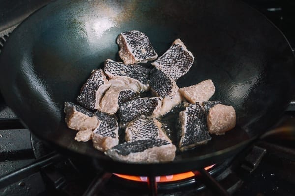 Searing fish in wok, thewoksoflife.com