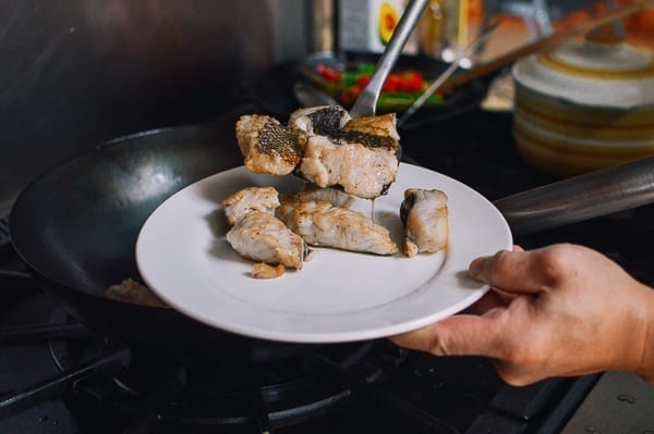 Removing seared fish from wok, thewoksoflife.com
