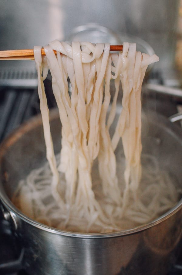 Boiling noodles in water, thewoksoflife.com
