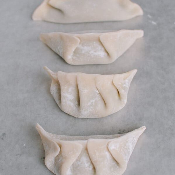 How to Fold a Chinese Dumpling: 4 Techniques
