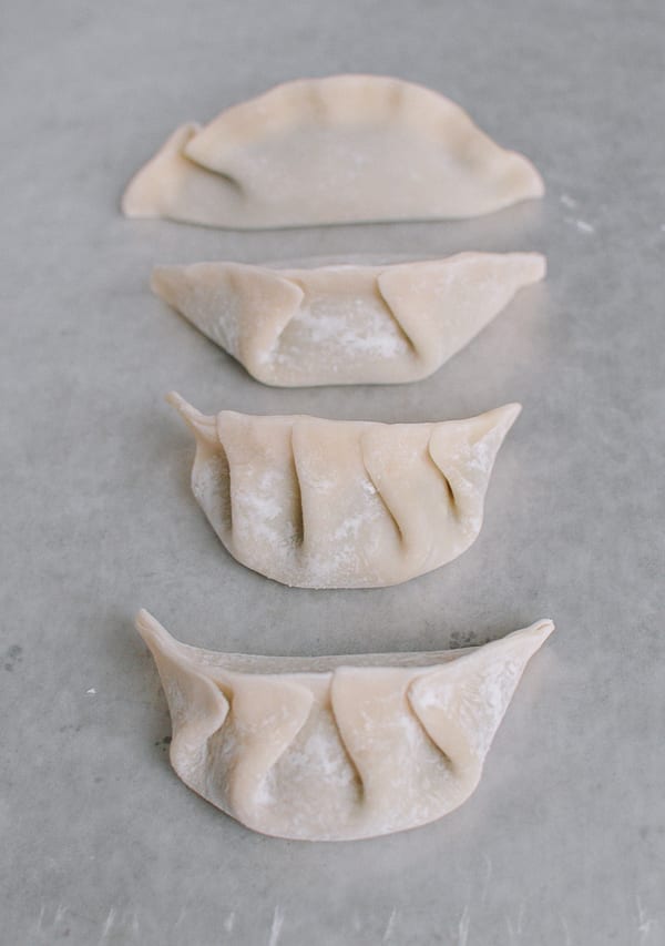 How to Fold a Chinese Dumpling: 4 Techniques