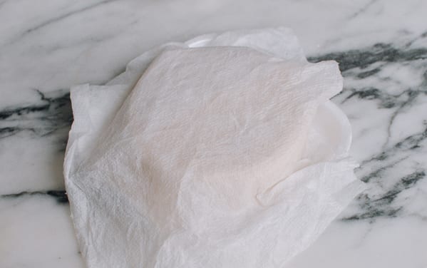 Utrzymywanie zawijasów do pierogów pod wilgotnym ręcznikiem papierowym, thewoksoflife.com