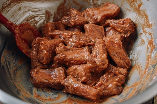 Cornstarch and Chinese marinade evenly coating ribs, thewoksoflife.com