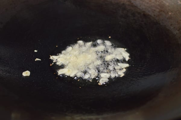 Garlic cooking in oil, thewoksoflife.com
