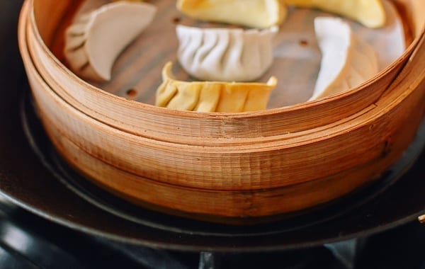 Water level in wok with bamboo steamer, thewoksoflife.com
