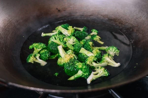 Blanching broccoli in wok, thewoksoflife.com