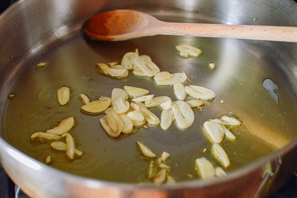 Cooking garlic in olive oil, thewoksoflife.com