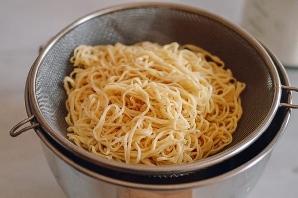 Drained cooked egg noodles, thewoksoflife.com