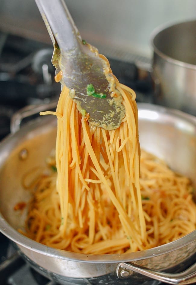 Tossing garlic noodles in sauce, thewoksoflife.com