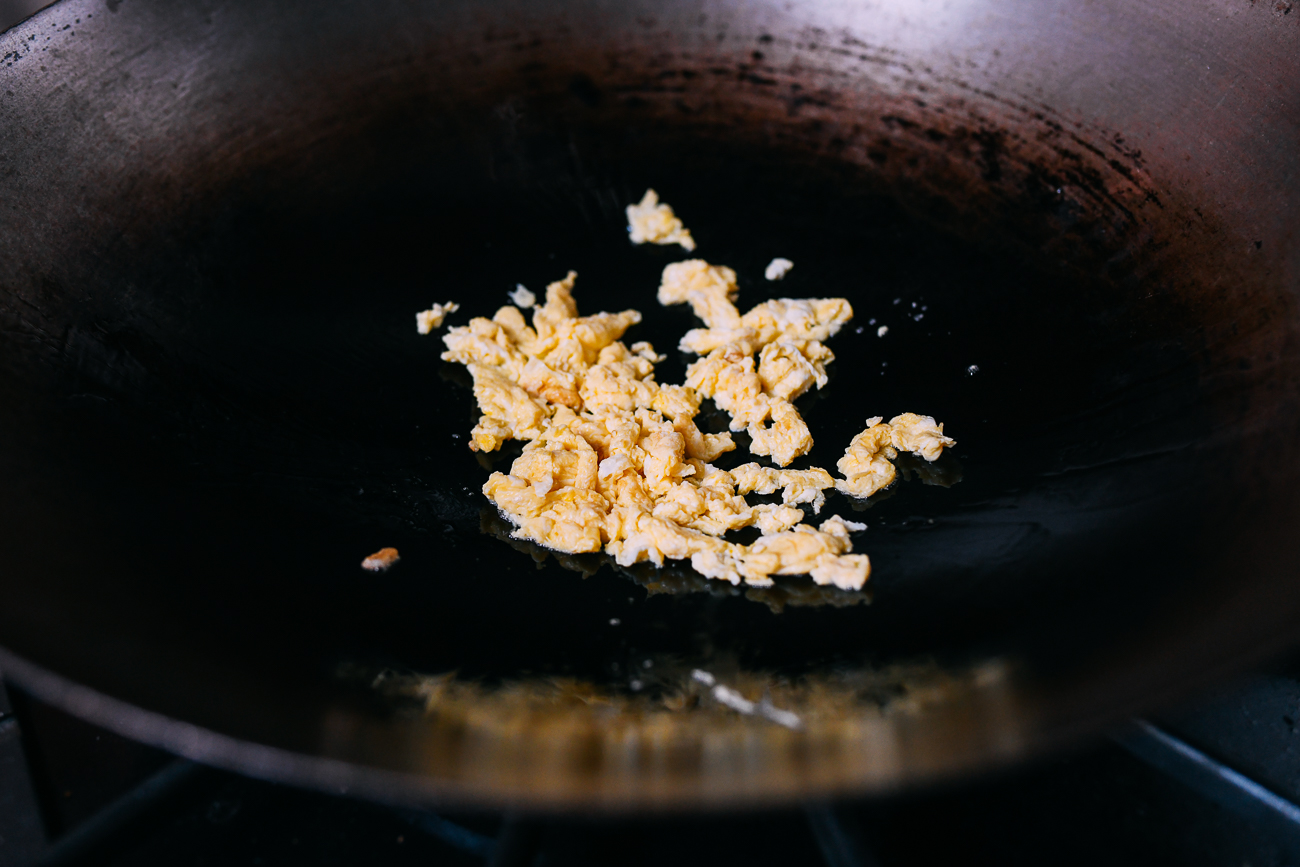 Scrambling eggs in wok