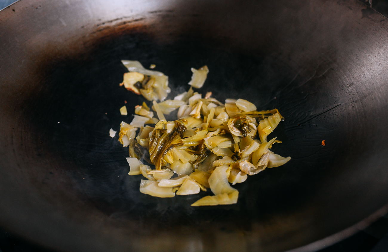 Stir-frying pickled mustard greens with ginger