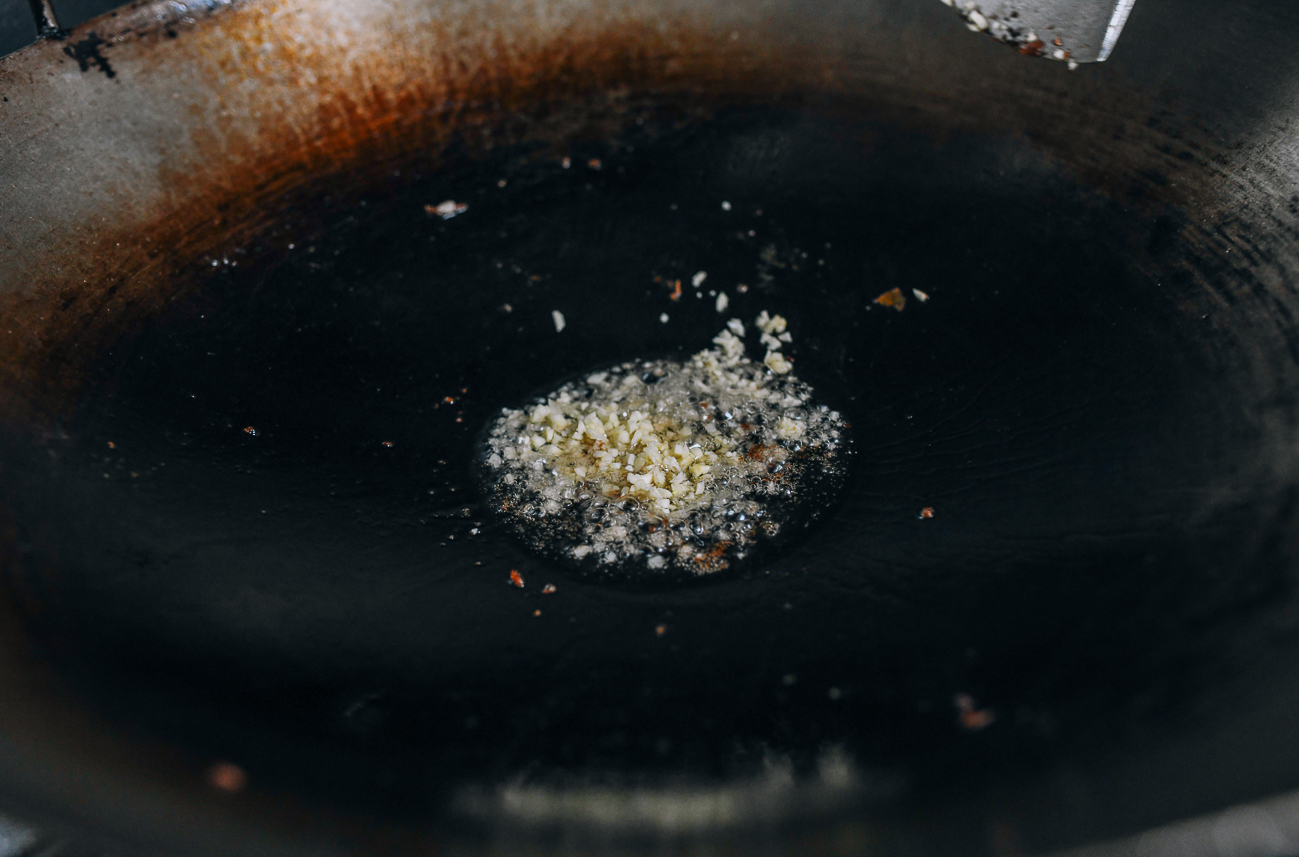Garlic in wok
