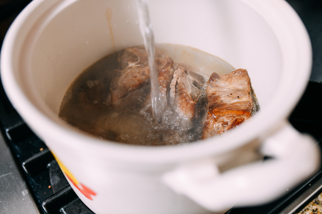 Adding boiling water to pork bones