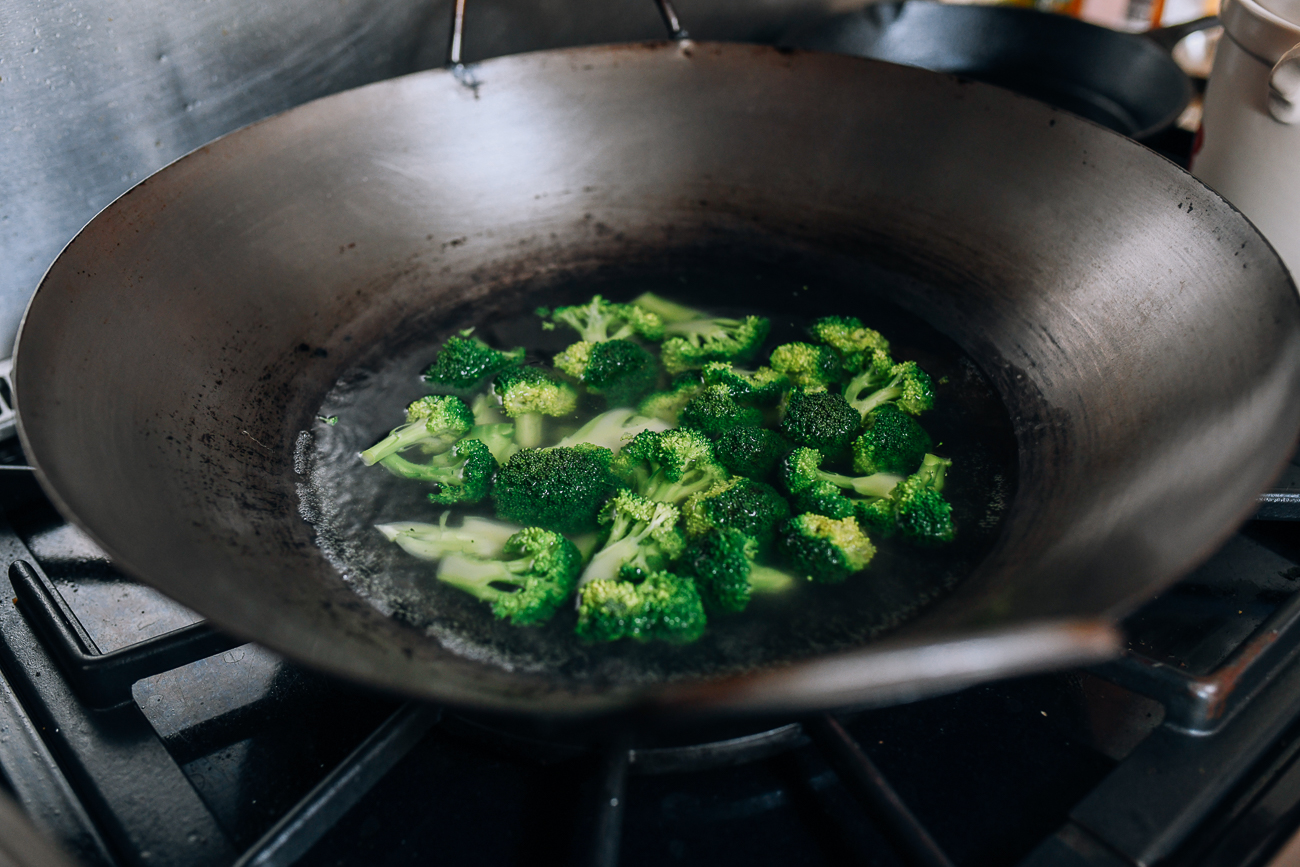 Blanching broccoli in a wok, thewoksoflfie.com