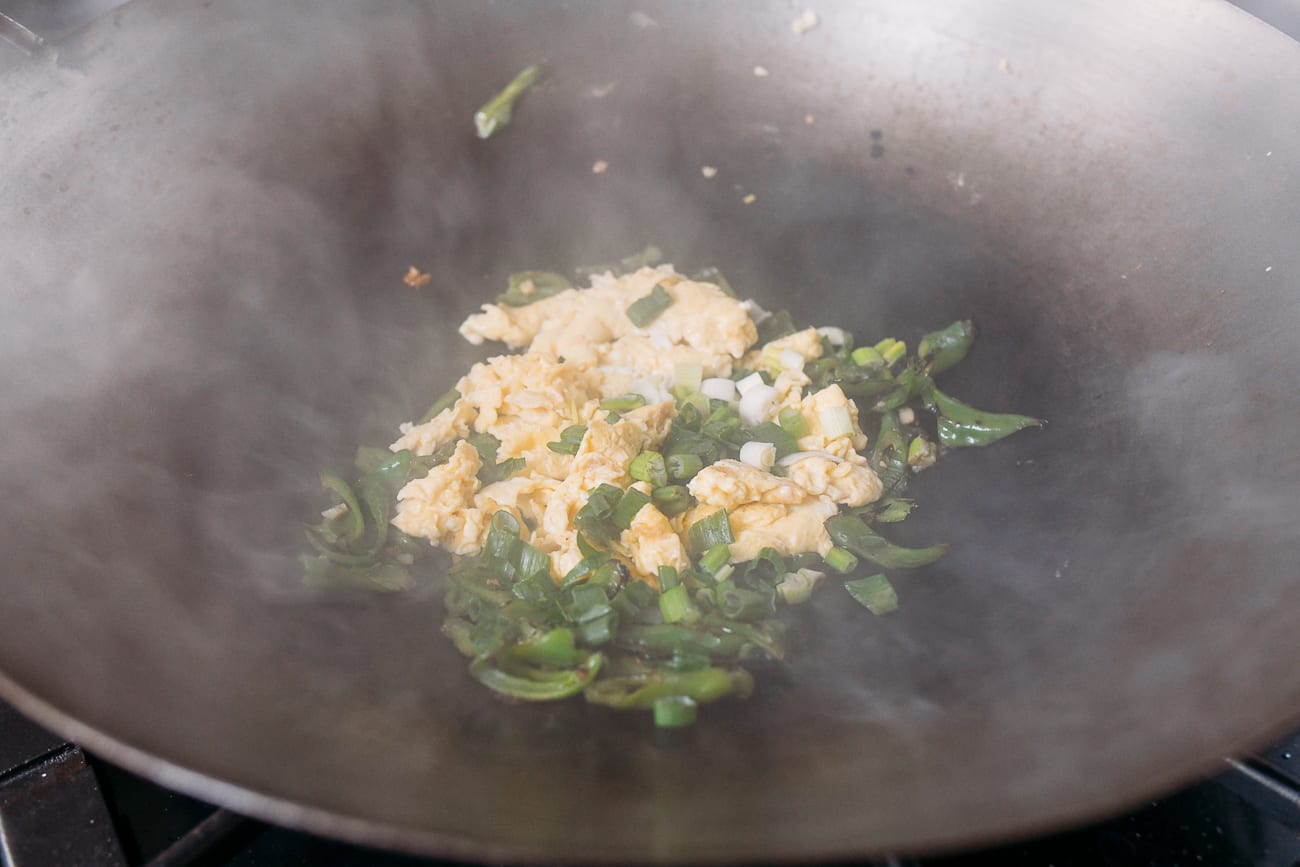 Adding Shaoxing wine to eggs and peppers