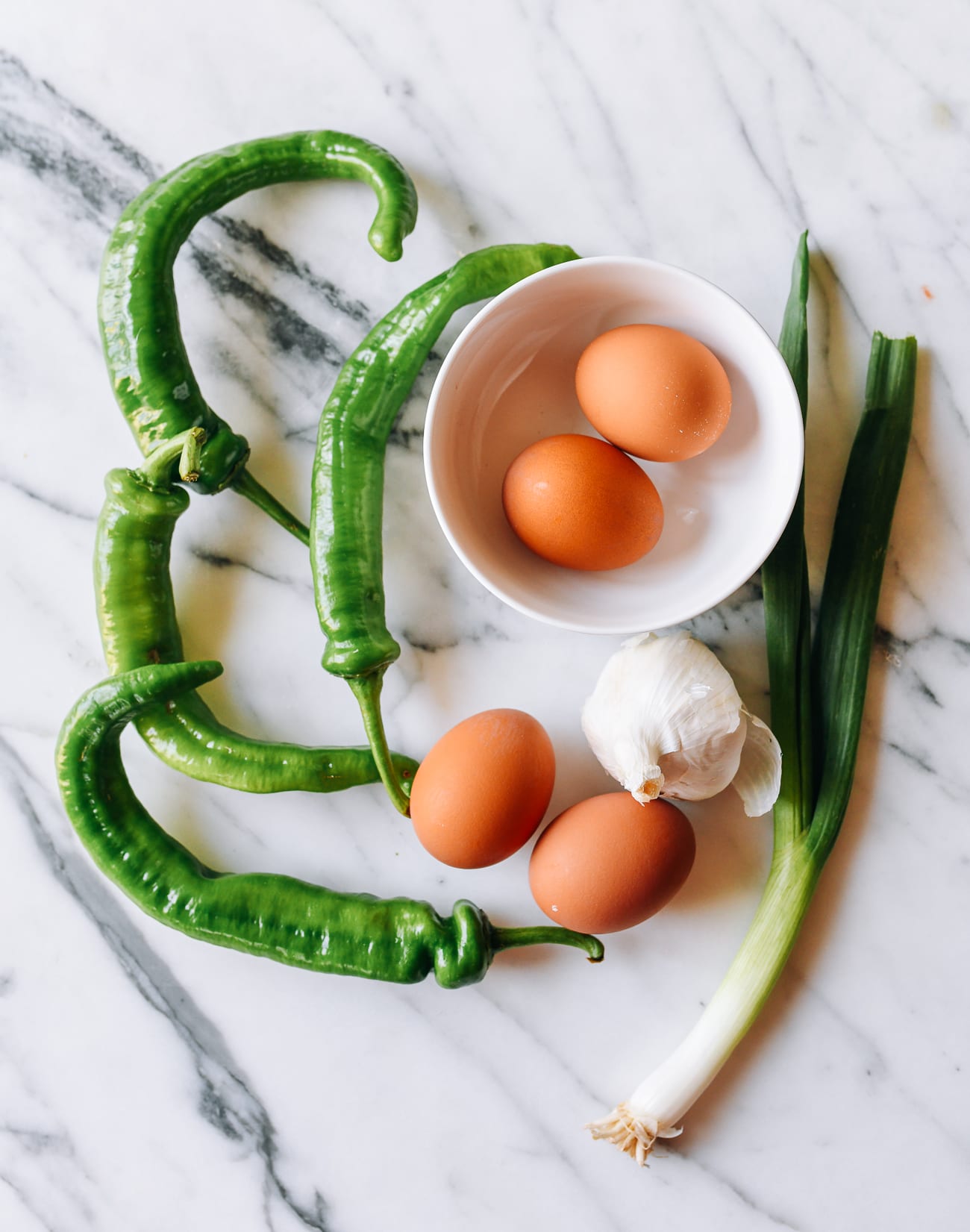 Ingredients for egg stir-fry with peppers