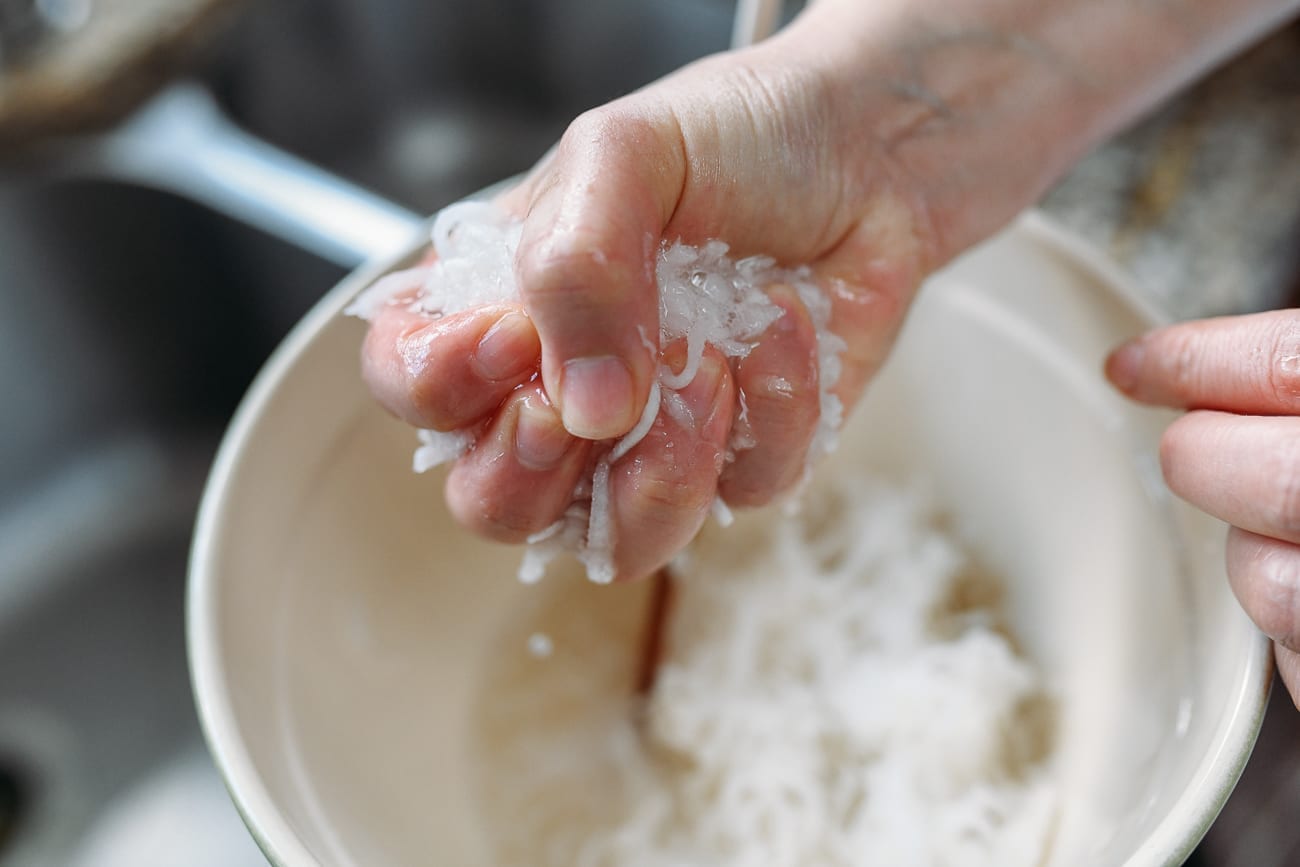 Squeezing water out of shredded daikon radish