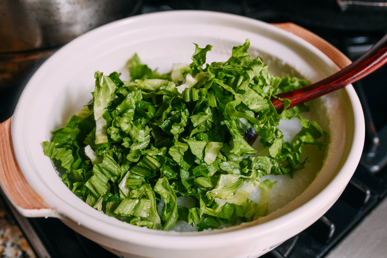 Adding lettuce to congee