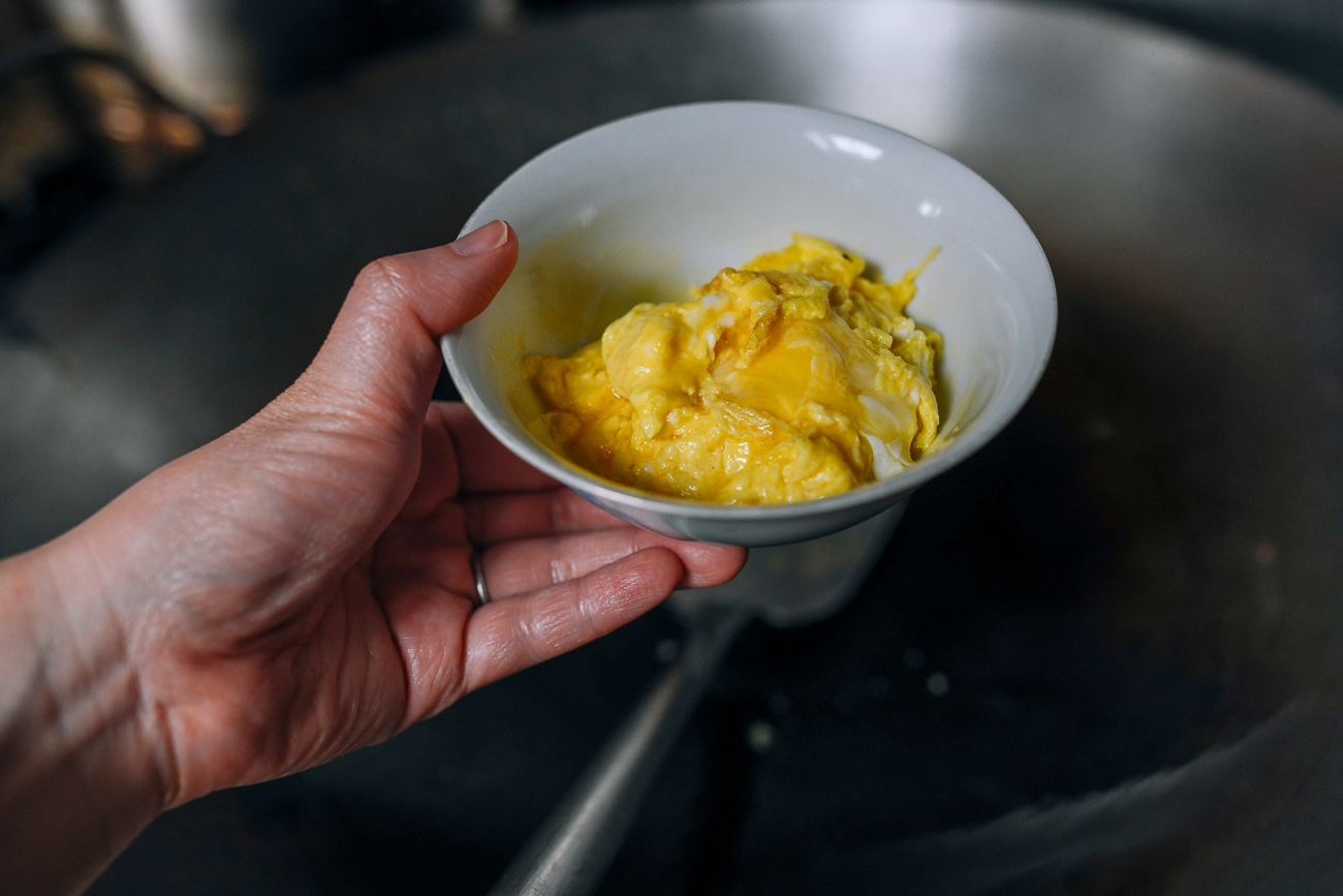 Retirar el huevo cocido del wok a un tazón