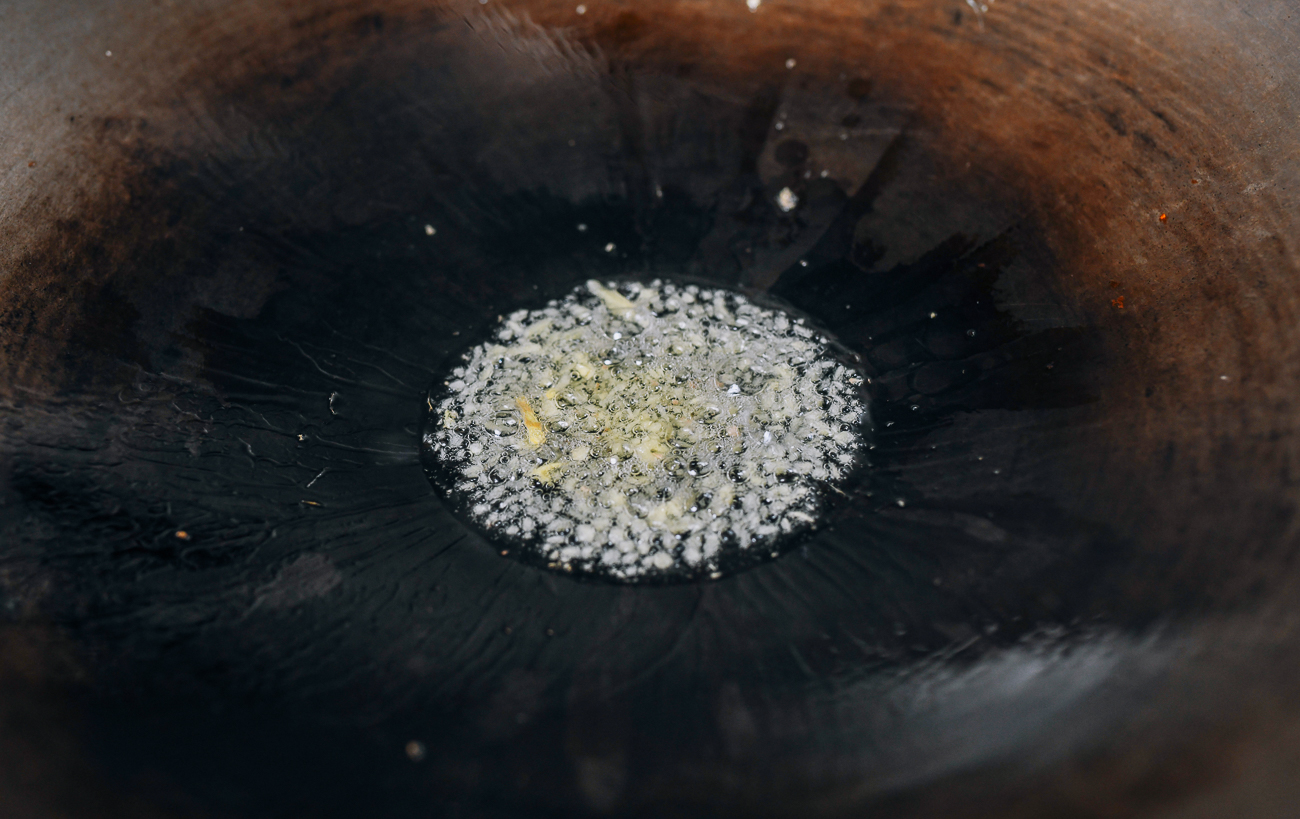 Cocinar jengibre en aceite en wok